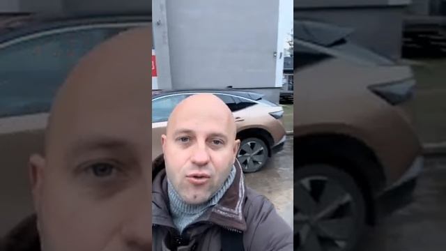 А с кем воюет Латвия 🤔 Дороги к медицинскому центру в Риге словно после бомбёжки