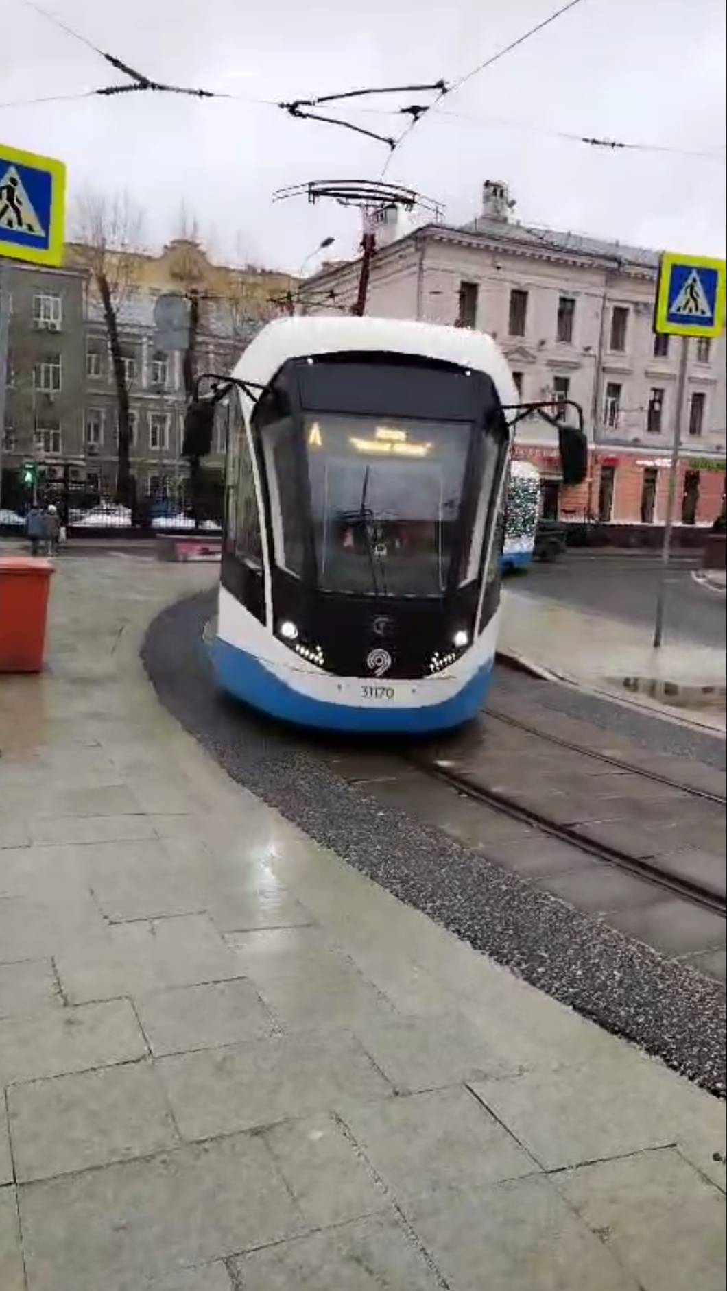 Трамвай №А приезжает на остановку станция м.Чистые Пруды
