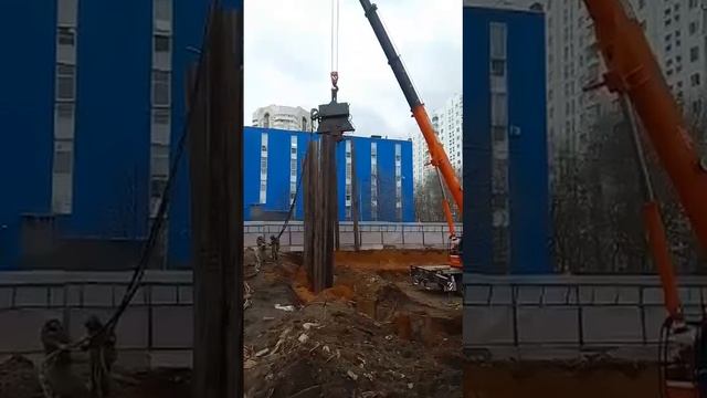 +7 (985) 185-77-77 Устройство шпунтового ограждения. Работают вибропогружатель в паре автокраном