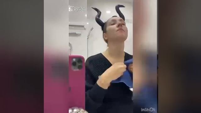Если вы артист и надо быстро отмыть Гримм,на помощь придет она....-косметическая салфетка.