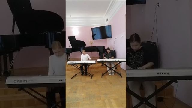 Ансамбль
Емельянова Мария и Кузнецова Анастасия
Возрастная группа:9 лет и 12 лет