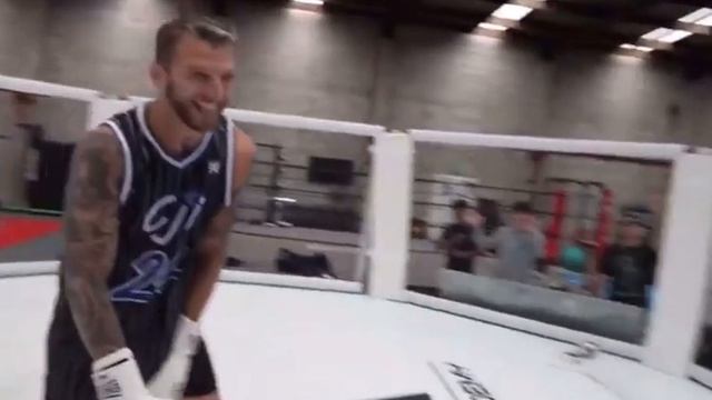 Хукер немножко погонял по клетке стримера I Show Speed.