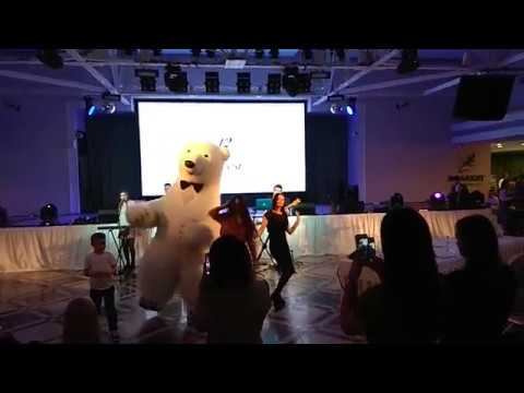 Танцующий медведь Майкл.