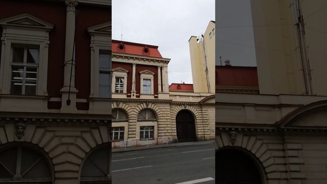 Величественная архитектура Национального театра Праги и других строений. Чехия.