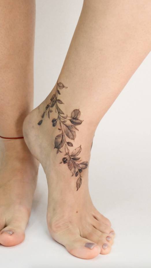Тату перекрытие шрама на ноге для девушки. Красивая татуировка от мастера Kot Tattoo Studio
