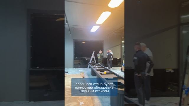 Один из самых крупных проектов по установке стекла за телевизором📺