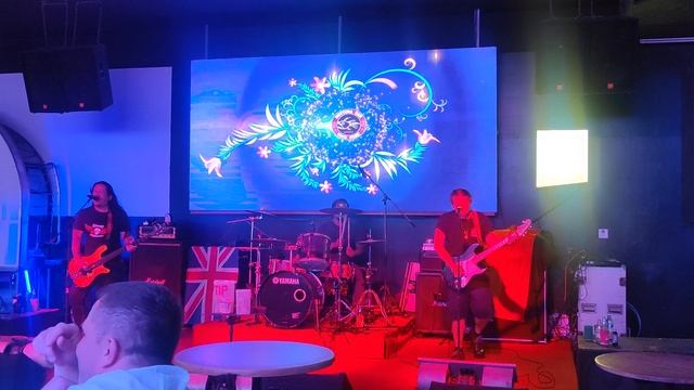 Исполнение на заказ песни  The Final Countdown музыкантами бара Hottuna BAR города Паттайя Тайланд