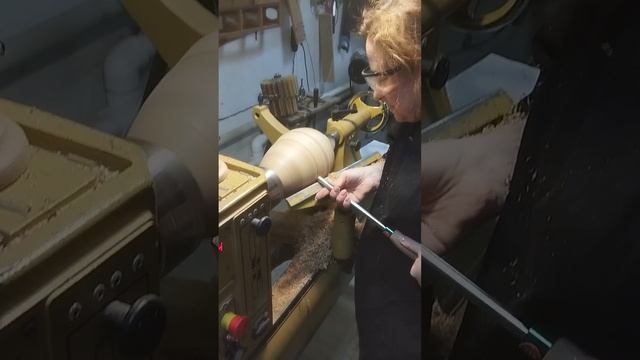 Точим дубовую вазу сверх острыми резцами.