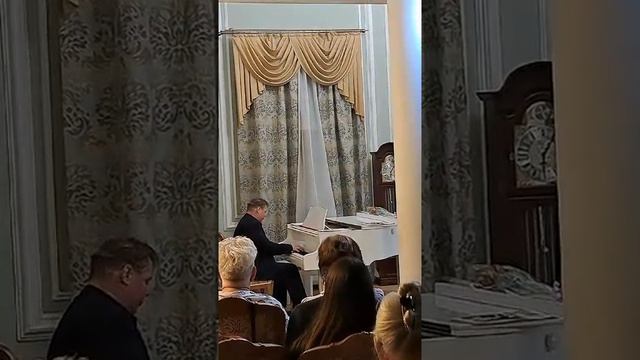 Приятель музицирует