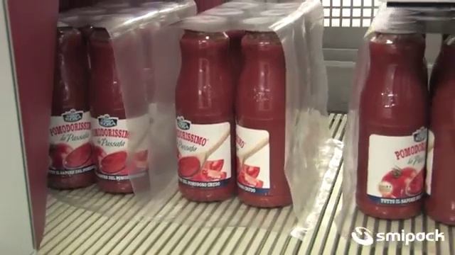 Автоматическая упаковка бутылок в полиэтилен на машине SMIPACK мод. BP 802 AR230R