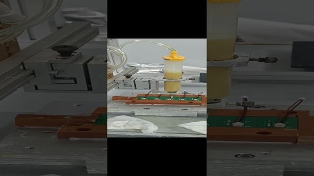Автомат нанесения клея на разъемы