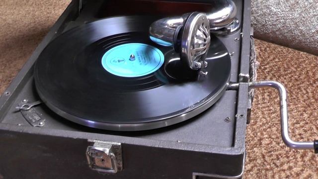 Играет старый патефон "Молот" Ой Мороз, Мороз, The old gramophone "The Hammer" is playing.