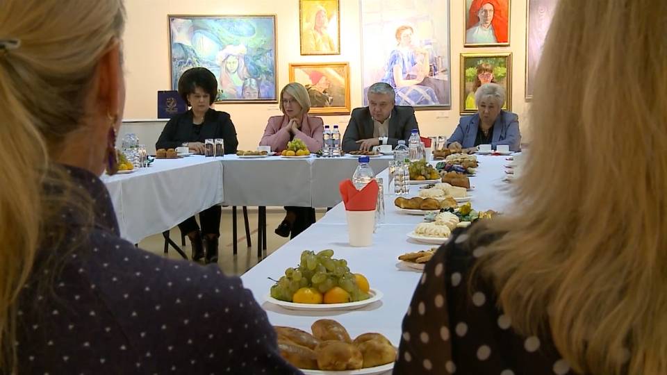 С заботой и вниманием: мам особенных детей поздравили с теплым праздником