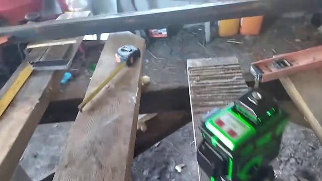 Изготовление железной двери и лазерный уровень.