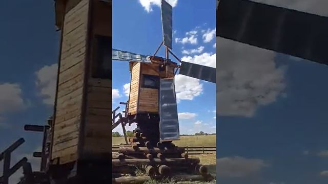 Работа ветрового колеса. Обратите внимание на флюгер.