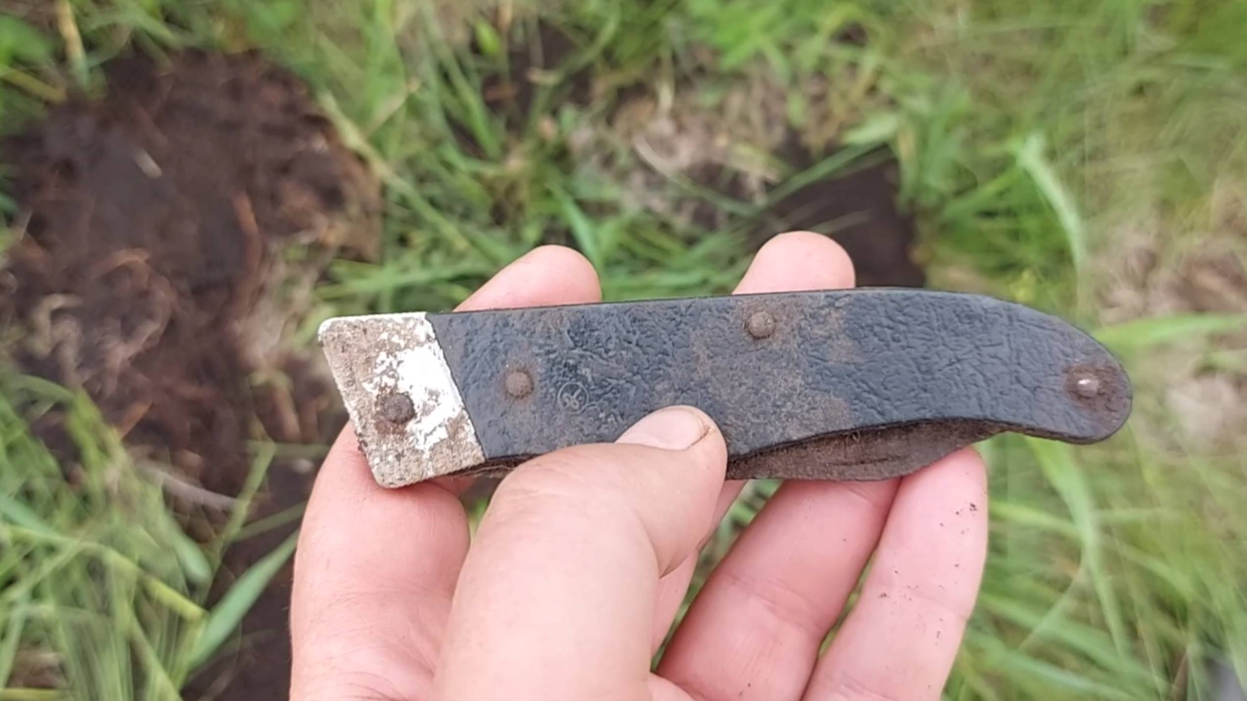 В земле нашел советский раскладной нож. Реставрирую его и тестирую на картошке