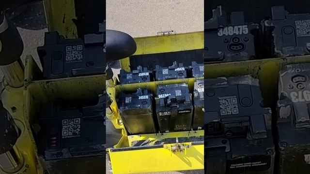 Он заряжает прокатные самокаты. Летний архив 2024, Москва