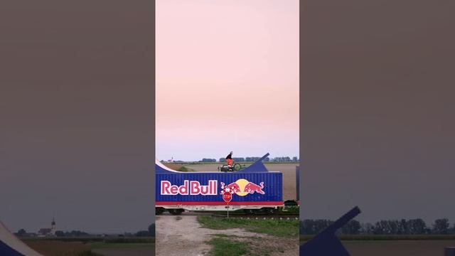RedBull - Дэвид Годзек выполняет трюки на велосипеде