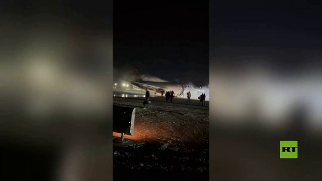 إجلاء الركاب من طائرة روسية مشتعلة في مطار أنطاليا التركي