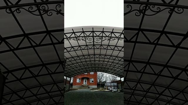 Навес из поликарбоната на весь двор. Изготовление больших навесов в Таганроге. Арочный навес под клю