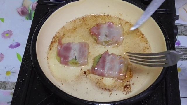 Киви в беконе жаренный