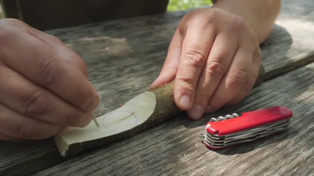 Victorinox Tips & Tricks (11 25) - How to carve the concave part of a spoon with a regular SAK