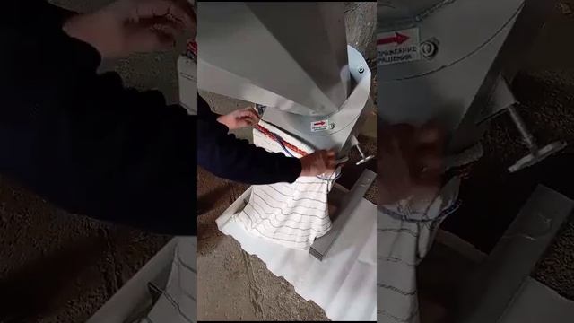 Дробление вафельных рожков в крошку на измельчителе ИРН-250У (решето с ячейками 1,3 мм)