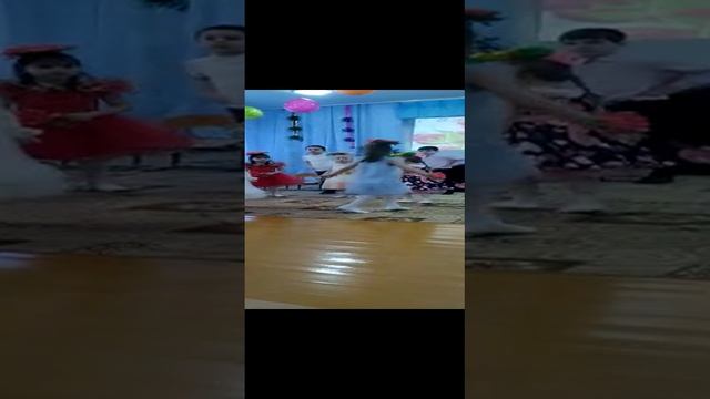 Утренник к 8 марта у Софочки. трогательный танец для мам.