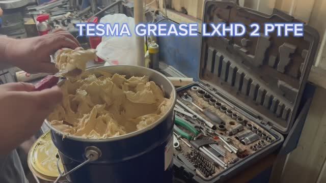 Смазка TESMA LXHD2 PTFE - нанесение на стрелу телескопического крана.