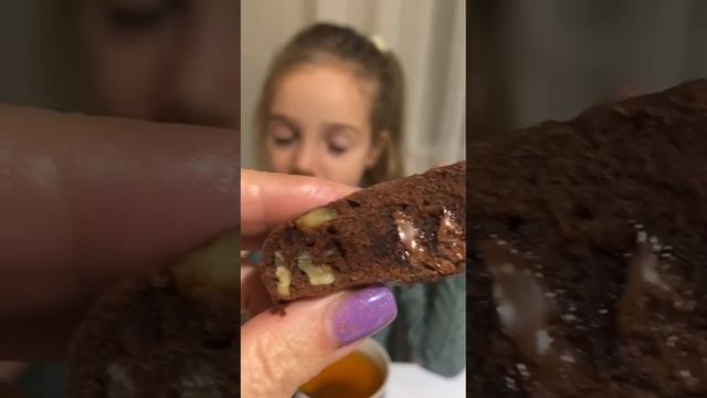София,старшая сестра солнечной Амалии,пробует приготовленный пирог