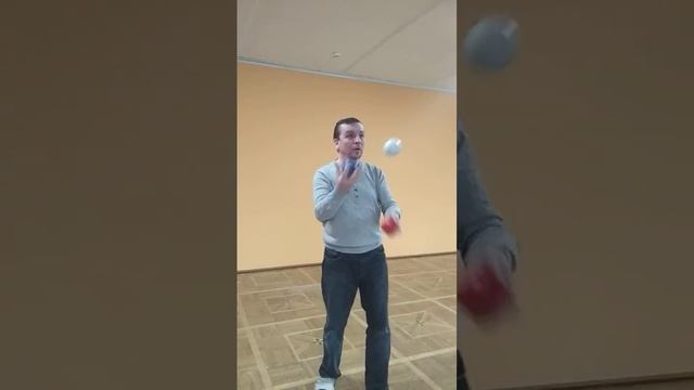 Жонгляж-разминка перед песнопениями на сцене)