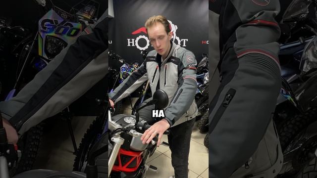Самый необычный способ посадки на мотоцикл! #dayun #HotMot # Hotmotasia #мотосалон #мотоциклы