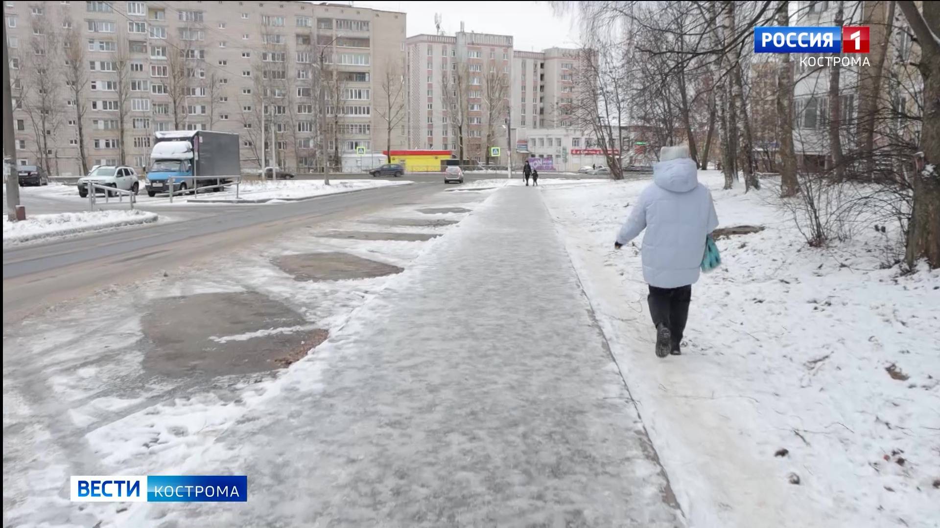 Пока в Костроме продолжается борьба с гололедицей горожане осваивают походку пингвина