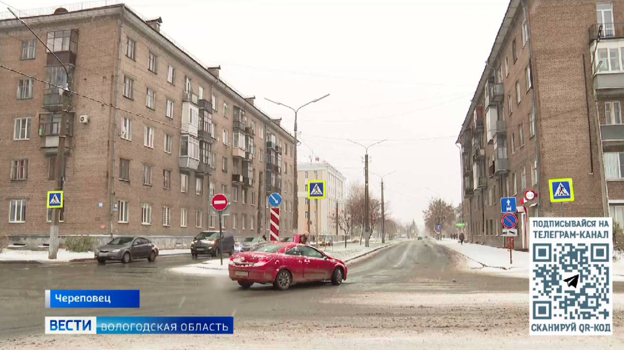 Последствия мощного снегопада продолжают устранять вологодские коммунальщики