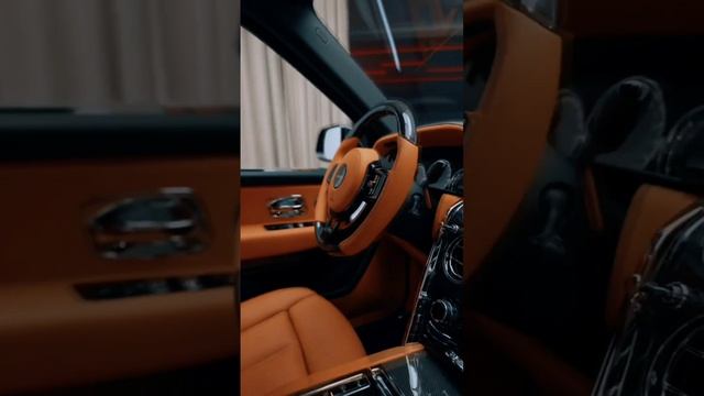 К вашему величеству, Rolls Royce Cullinan.