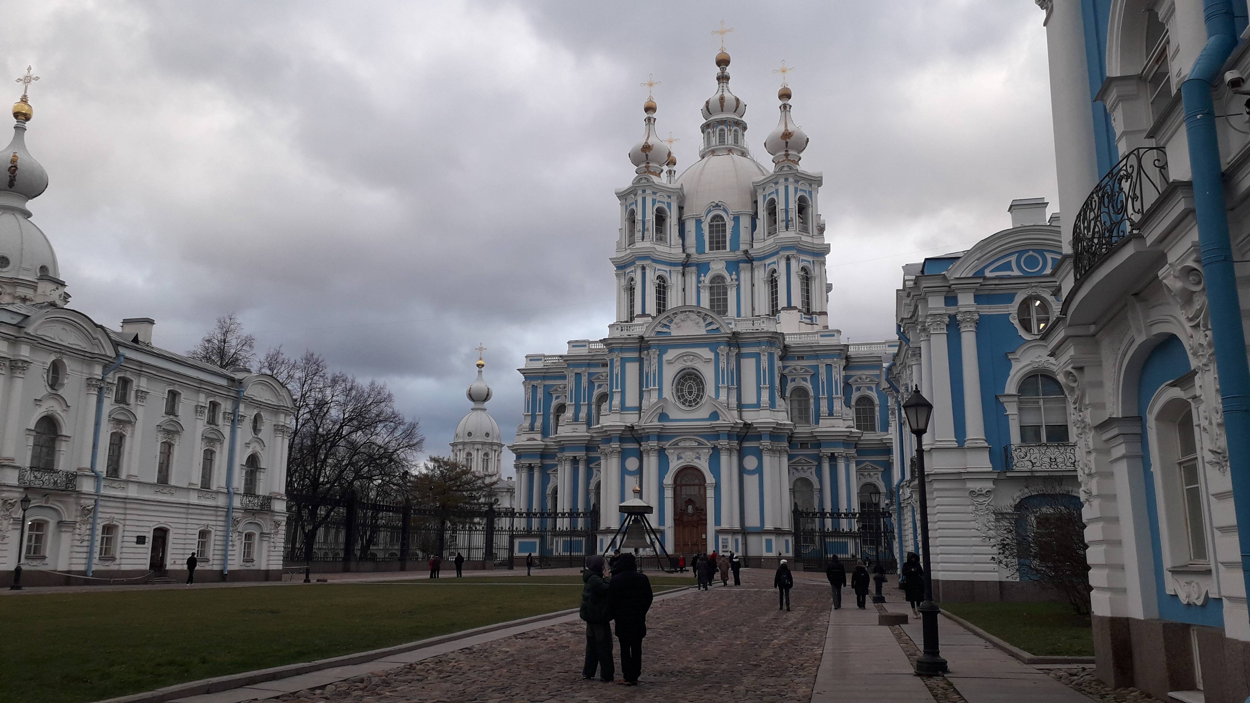 Санкт-Петербург. Смольный женский монастырь - бело-голубой символ города