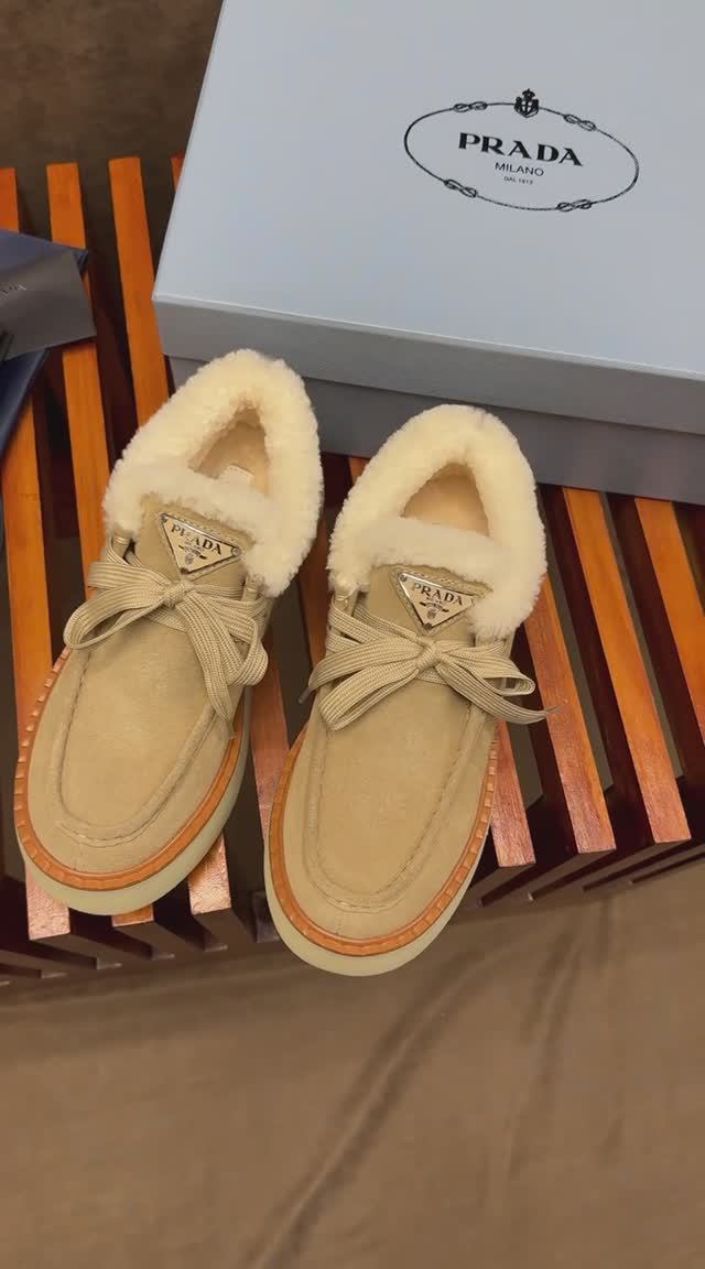 Ботинки PRADA Chukka с мехом бежевые