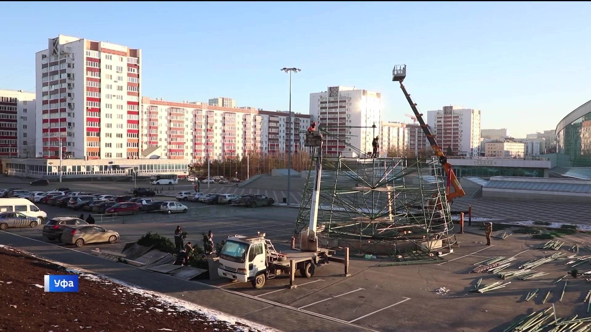 В Уфе перед Конгресс-холлом «Торатау» начали устанавливать пиксельную ель
