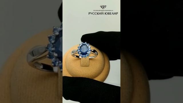 Изысканность белого золота и сияние сапфиров.