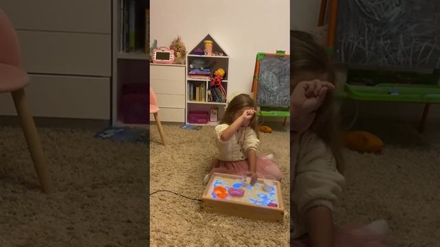 София рисует. вместо песка используется манка )