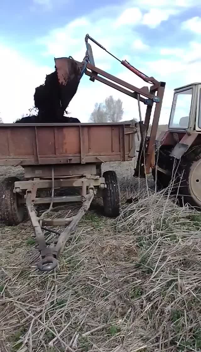 Погрузка торфа. кун на задней навеске