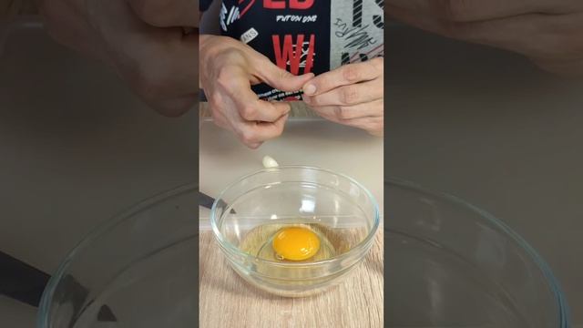 Как быстро отделить желток от белка.