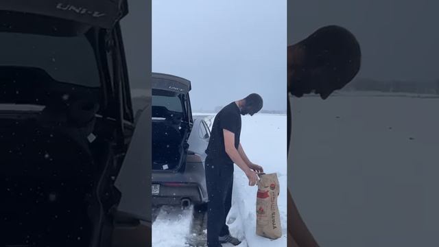 Спор кто больше съест лука