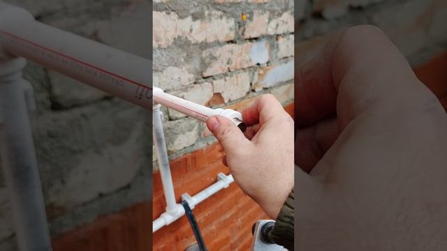 Как припаять кран к полипропиленовой трубе под давлением!