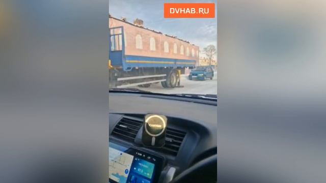 К новогодним праздникам принарядили сгоревший барак в центре города