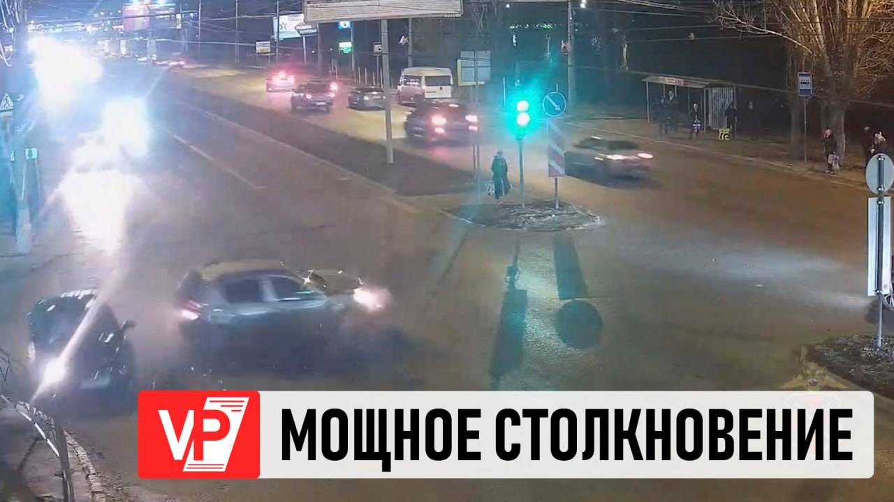 В ВОЛГОГРАДЕ ПРОИЗОШЛО МОЩНОЕ СТОЛКНОВЕНИЕ ДВУХ МАШИН