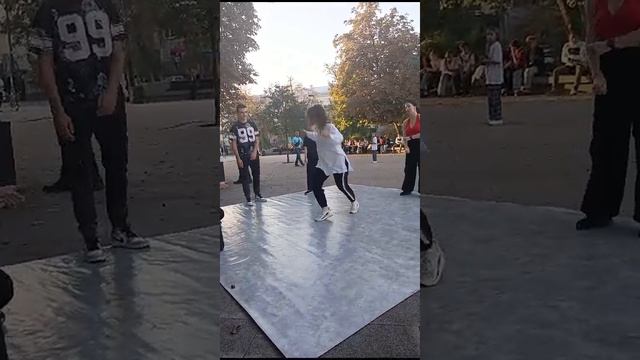 Красиво танцуют на улице. Танцевальный коллектив