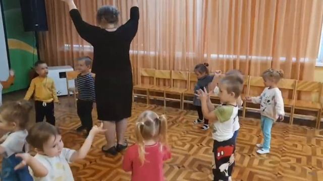 Амалия - солнечная девочка, но пошла в детсад в общую группу.