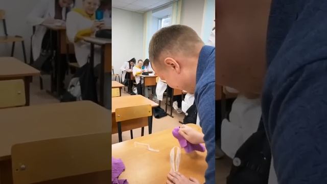 Летающее кольцо. Опыт со статическим электричеством #физика #physics #shorts