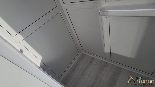 Французский балкон с крышей, 5 этаж, ламинат.
